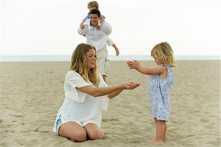 Family playing together at the beach Foto de stock - Sin royalties Premium, Código: 632-05604221