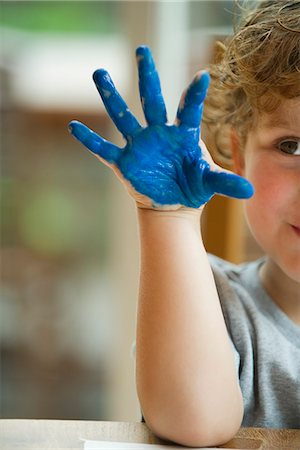 Little boy with hand covered in paint Foto de stock - Sin royalties Premium, Código: 632-05604222