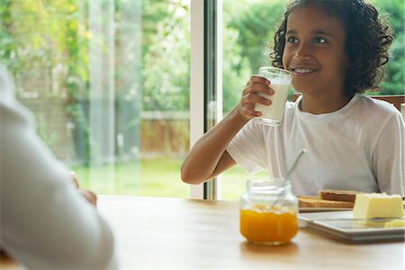 Girl drinking glass of milk at breakfast Foto de stock - Sin royalties Premium, Código: 632-05604231
