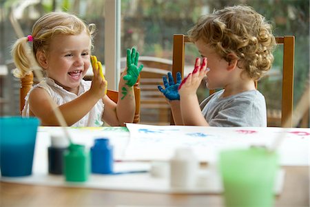 Children finger painting, hands covered in paint Foto de stock - Sin royalties Premium, Código: 632-05604240