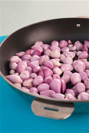 Cooking shallots in pan Foto de stock - Sin royalties Premium, Código: 632-05604290