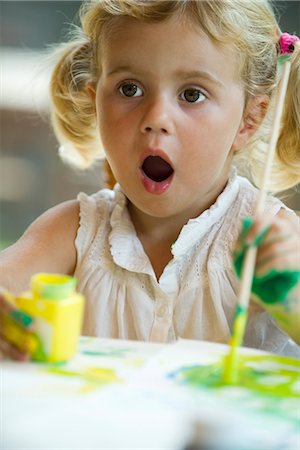 fascinado - Little girl painting with surprised expression on face Foto de stock - Sin royalties Premium, Código: 632-05604291