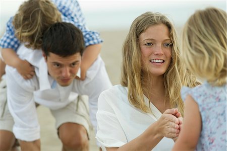 Famille jouant sur la plage Photographie de stock - Premium Libres de Droits, Code: 632-05604320