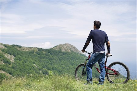 simsearch:632-05553625,k - Homme debout en mountain bike, appréciant la magnifique vue sur la montagne, vue arrière Photographie de stock - Premium Libres de Droits, Code: 632-05604341