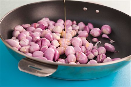 peeling vegetable - Preparing shallots in pan Stock Photo - Premium Royalty-Free, Code: 632-05604364
