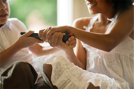 Enfants disputaient à télécommande, recadrée Photographie de stock - Premium Libres de Droits, Code: 632-05604486