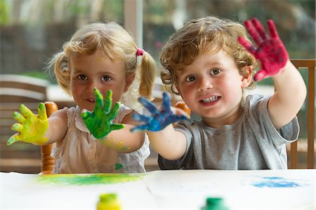 Little girl and boy showing hands covered in paint, portrait Foto de stock - Sin royalties Premium, Código: 632-05604497