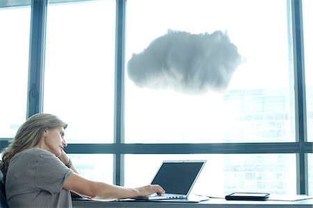 soñar despierto - Woman using laptop computer. cloud above laptop computer Foto de stock - Sin royalties Premium, Código: 632-05604521