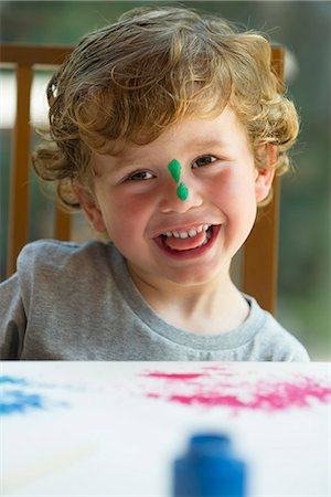 Little boy with paint on his nose, portrait Foto de stock - Sin royalties Premium, Código: 632-05603793