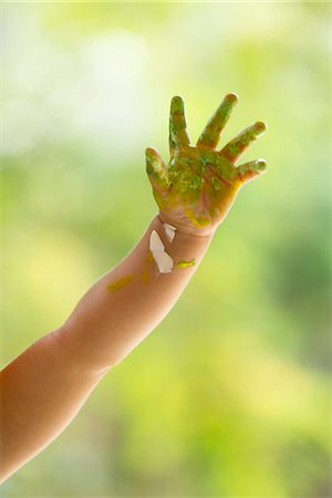 Baby's hand covered with paint Foto de stock - Sin royalties Premium, Código: 632-05603826