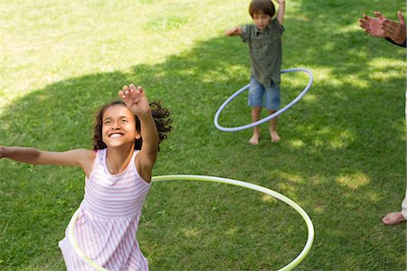 Girl playing with plastic hoop Foto de stock - Sin royalties Premium, Código: 632-05603829