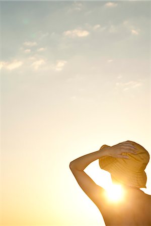 espacio vacío - Woman outdoors silhouetted against setting sun Foto de stock - Sin royalties Premium, Código: 632-05603845