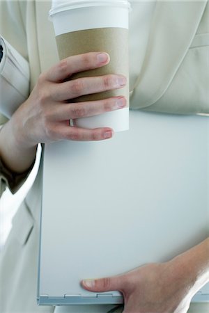 Femme tenant la tasse de café jetable, moyenne section Photographie de stock - Premium Libres de Droits, Code: 632-05603866