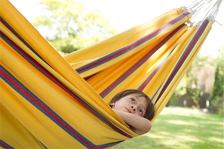Boy daydreaming in hammock Foto de stock - Sin royalties Premium, Código: 632-05603867