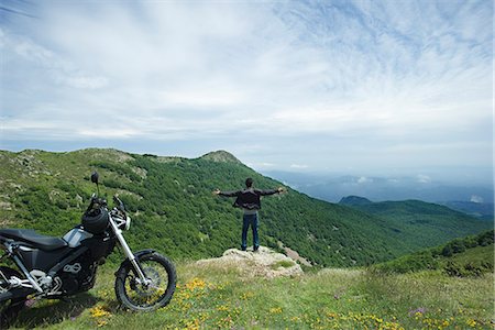 Man standing on top of rock with arms outstretched, rear view Foto de stock - Sin royalties Premium, Código: 632-05603905