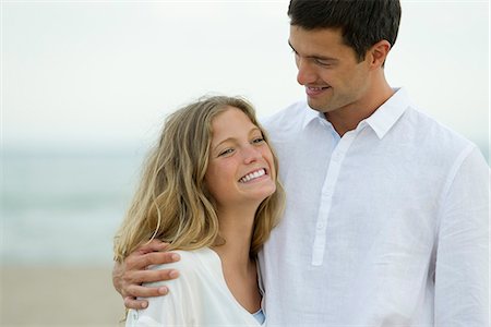 simsearch:632-03779695,k - Couple embrassant à la plage Photographie de stock - Premium Libres de Droits, Code: 632-05603915