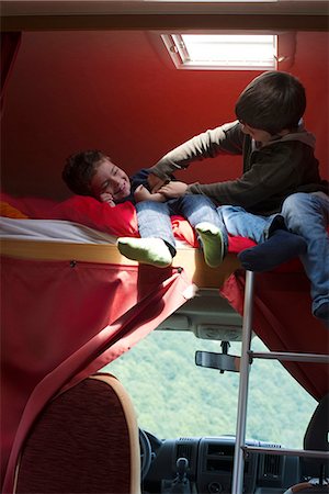 Boy tickling brother Foto de stock - Sin royalties Premium, Código: 632-05603912