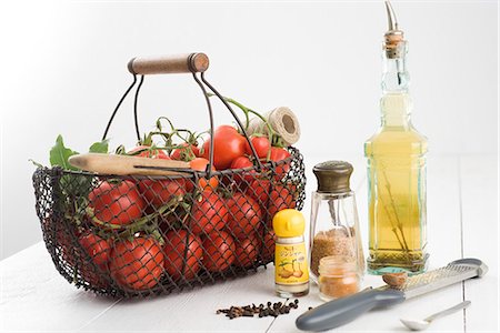 panier - Tomates fraîches, huile d'olive et épices Photographie de stock - Premium Libres de Droits, Code: 632-05603935