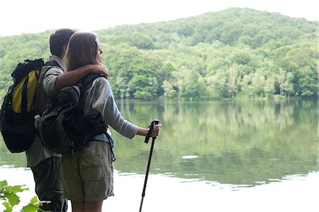 em contraluz - Hiking couple standing by lake Foto de stock - Royalty Free Premium, Número: 632-05603945