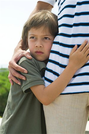 Boy embracing father, cropped Foto de stock - Sin royalties Premium, Código: 632-05603977