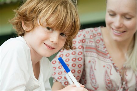 Boy coloring with his mother, portrait Foto de stock - Sin royalties Premium, Código: 632-05759524