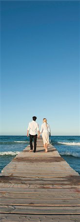 paseos marítimos - Couple walking on pier holding hands, rear view Foto de stock - Sin royalties Premium, Código: 632-05759523
