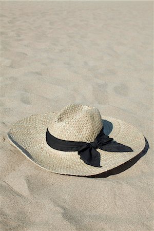 sombrero - Straw hat on beach Foto de stock - Sin royalties Premium, Código: 632-05759580