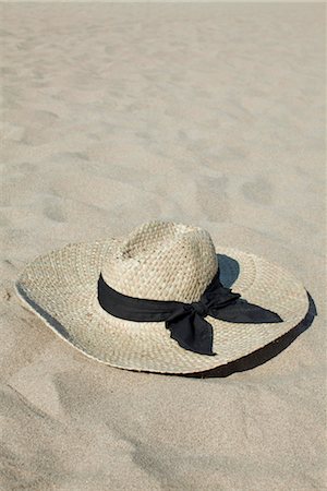 straw hat - Straw hat on beach Stock Photo - Premium Royalty-Free, Code: 632-05759580