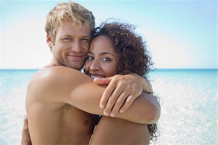 Couple embracing at the beach, portrait Foto de stock - Sin royalties Premium, Código: 632-05759652