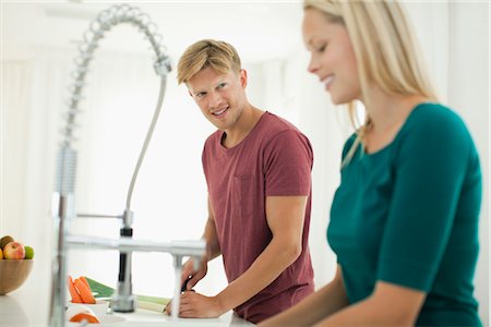 Couple working together in kitchen Stock Photo - Premium Royalty-Free, Code: 632-05759706