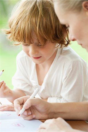 Boy coloring with his mother Foto de stock - Sin royalties Premium, Código: 632-05759727