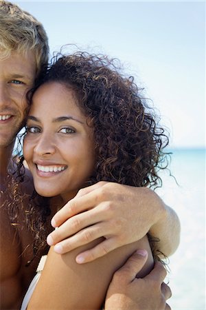 Couple embracing at the beach, portrait Foto de stock - Sin royalties Premium, Código: 632-05759759