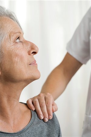 Senior woman being comforted by another woman, cropped Foto de stock - Sin royalties Premium, Código: 632-05759859