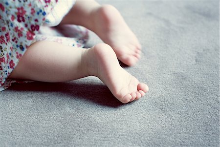 striscia - Legs of baby girl, cropped Fotografie stock - Premium Royalty-Free, Codice: 632-05759941