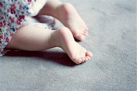 simsearch:632-05400894,k - Legs of baby girl, cropped Stock Photo - Premium Royalty-Free, Code: 632-05759941