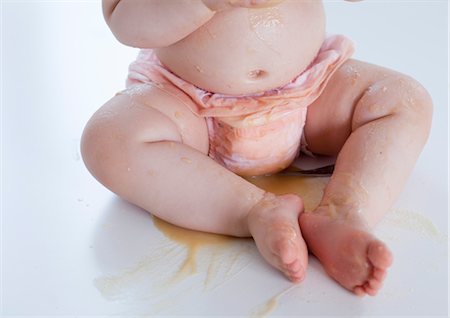 Infant covered in spilled food, low section Foto de stock - Sin royalties Premium, Código: 632-05759966