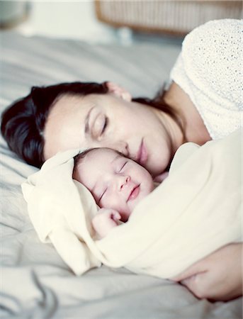 photos of newborn babies - Mother and new born baby sleeping in bed Stock Photo - Premium Royalty-Free, Code: 632-05759967