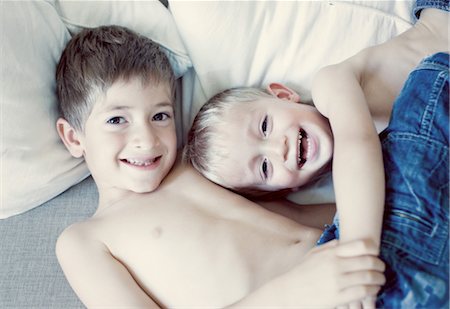 profile of boy - Young brothers lying on bed, portrait Stock Photo - Premium Royalty-Free, Code: 632-05760007