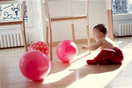 simsearch:632-06779167,k - Infant playing with ballons Foto de stock - Royalty Free Premium, Número: 632-05760001