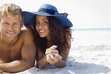 simsearch:632-05759768,k - Couple de détente à la plage, portrait Photographie de stock - Premium Libres de Droits, Code: 632-05760040