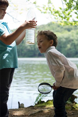 simsearch:633-05401630,k - Enfants étudient les poissons dans l'eau de bouteille Photographie de stock - Premium Libres de Droits, Code: 632-05760056