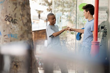 Young men greeting each other with fist bump Fotografie stock - Premium Royalty-Free, Codice: 632-05760075