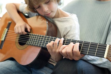 Garçon apprend à jouer de la guitare avec le père Photographie de stock - Premium Libres de Droits, Code: 632-05760116