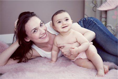 diaper girl - Mother and baby girl, portrait Foto de stock - Sin royalties Premium, Código: 632-05760110