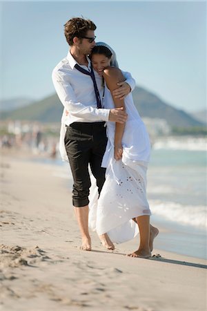 Bride and groom embracing at the beach Foto de stock - Sin royalties Premium, Código: 632-05760128