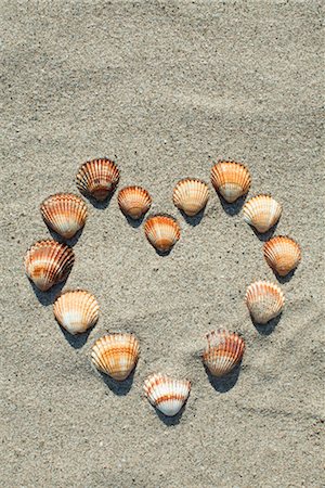 simsearch:632-03630245,k - Seashells arranged in heart shape on sand Stock Photo - Premium Royalty-Free, Code: 632-05760150