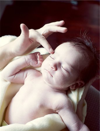 envuelto - Mother touching new born baby,cropped Foto de stock - Sin royalties Premium, Código: 632-05760153