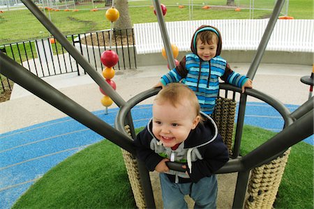 playground - Garçons bambin jouer sur l'aire de jeux Photographie de stock - Premium Libres de Droits, Code: 632-05760346