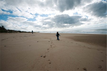 discover - Toddler walking on beach Foto de stock - Sin royalties Premium, Código: 632-05760363