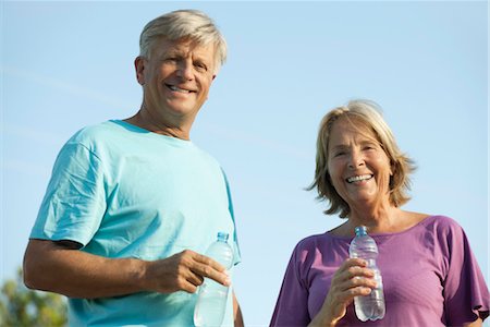 satisfied (thirst) - Senior couple holding bottles of water, portrait Foto de stock - Sin royalties Premium, Código: 632-05760373